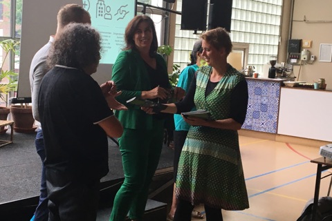 Vier mensen op uitreiking.