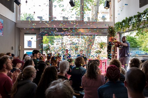 Confetti in zaal vol mensen. 