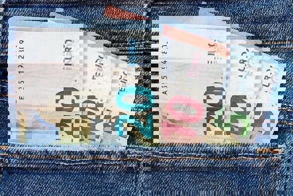 Foto van geld in een broekzak