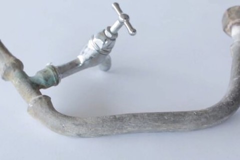 Kraan met leiding eraan. 