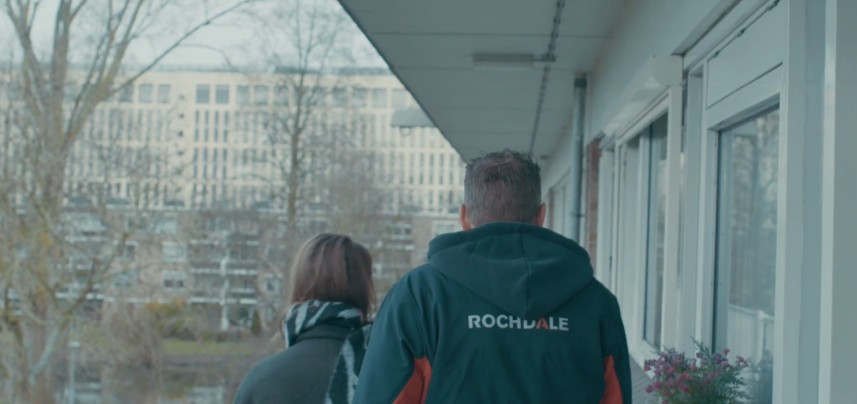 Foto van vakman van Rochdale en vrouw in een gallerij