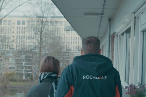 Vakman Rochdale en bewoner op een galerij. 
