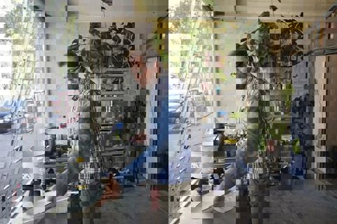 Man is aan het afwassen. 