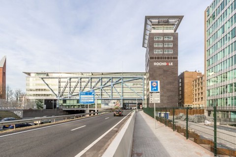 Hoofdkantoor Rochdale vanaf de snelweg zichtbaar.