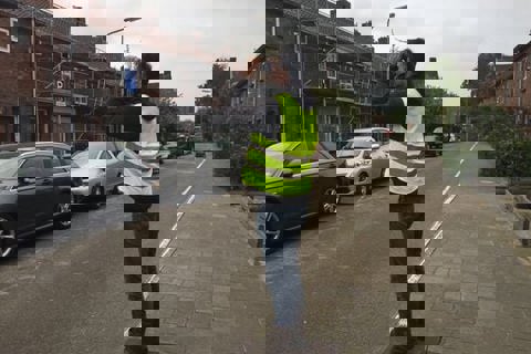 Vakman met verrekijker.