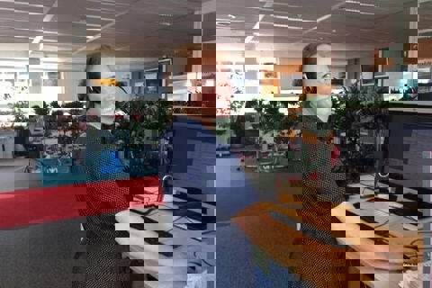 Medewerker klantcontact lacht.