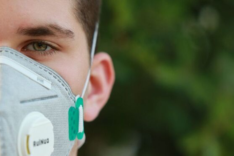 Jongen met mondkapje op