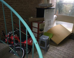 Algemene hal met spullen. 