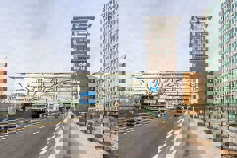 Hoofdkantoor Rochdale vanaf de snelweg zichtbaar.