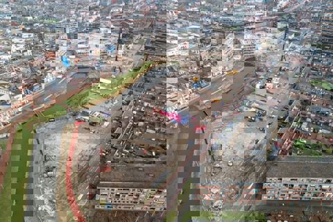 Bovenaanzicht van werkplaats. 