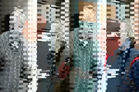 Bewoner en medewerker Rochdale bij voordeur. 