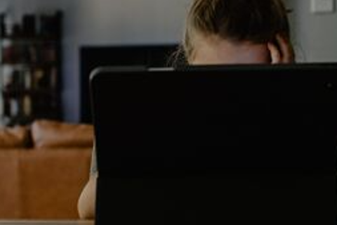 Vrouw achter laptop.