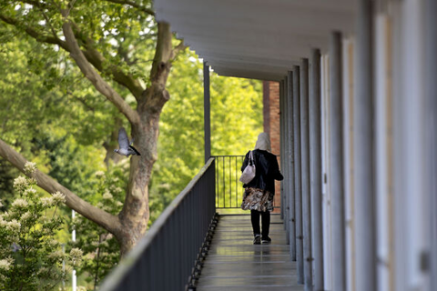 Vrouw loopt op galerij. 