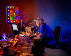 Man zit achter laptop.