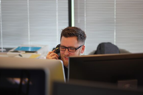 Man praat aan de telefoon.