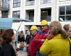Mannen met werkhelm op.