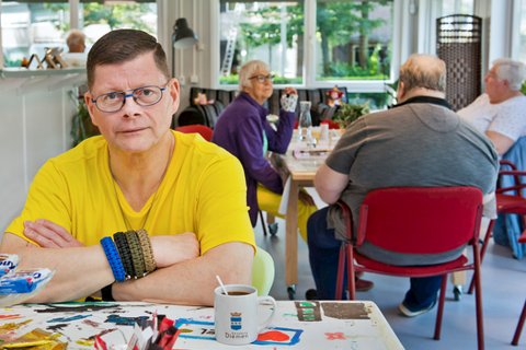 Man drinkt bakje koffie.
