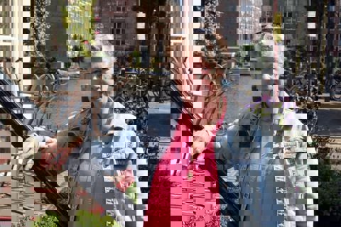 Vrouw lacht in de camera.