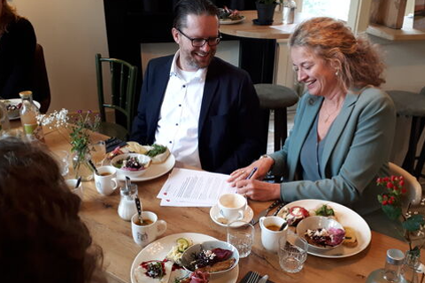 Ondertekening door twee personen.