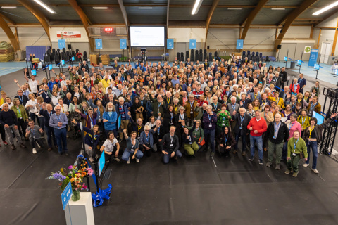 grote groep mensen poseren voor foto
