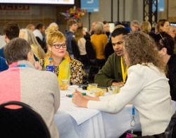 foto groep aan tafel 