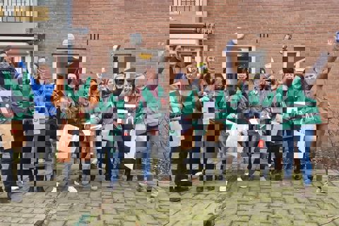 groepje medewerkers van rochdale met tasje in handen