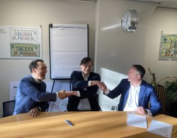 drie mannen schudden elkaar de hand aan tafel