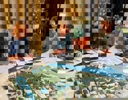 drie mannen aan tafel tekenen contracten