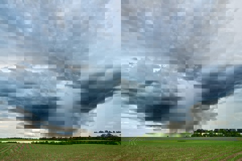 Foto van een storm boven het Nederlandse landschap