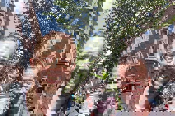 2 mannen met een plant in een bakje