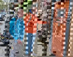 twee mannen voor een trap omhoog