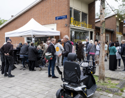 bewoners verzamelen voor een buurthuis 