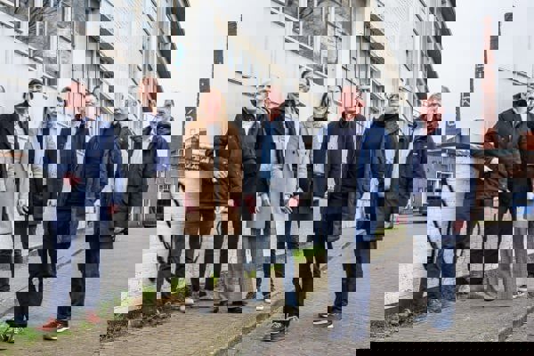 Foto van David de Grauw (Rochdale), Eric Nagengast (Rochdale), Tamar Steenbergen (AM), Wessel Breunesse (wethouder Zaanstad), Richard Mooser (Rochdale) en Steven Hupkens (AM)