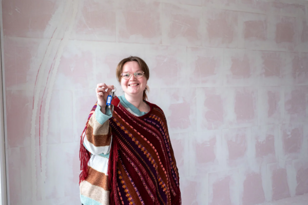 Lachende bewoner houdt sleutel vast