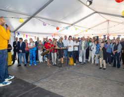 Man spreekt aanwezige publiek toe 