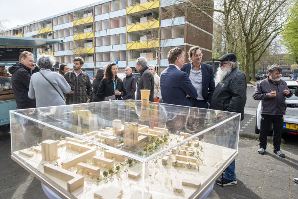 Foto van maquette POOORT tijdens ondertekening