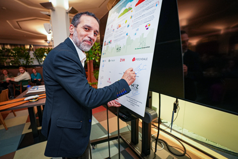 Bestuursvoorzitter Mohamed Acharki tijdens ondertekening samenwerkingsovereenkomst 