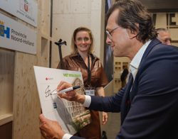 Ondertekening overeenkomst van Het Kralenhof tijdens PROVADA