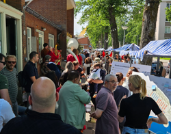 Viering jaarlijkse open straat in de Van Deysselstraat