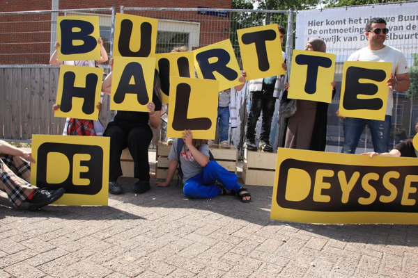 Viering van bewoners voor onthulling van buurthalte de Deyssel
