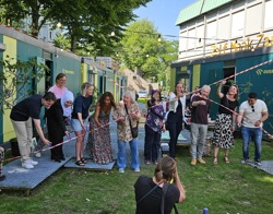 Viering jaarlijkse open straat in de Van Deysselstraat