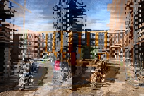 toekomstige bewoners lopen over de bouwplaats