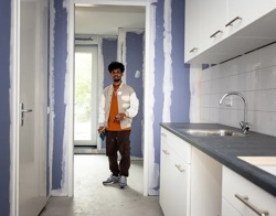 toekomstige bewoner neemt een kijkje bij een nieuwe keuken 