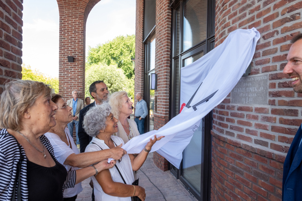 onthulling gevelsteen uit 1892