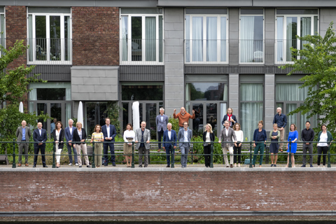 Groepsfoto voor gevel.