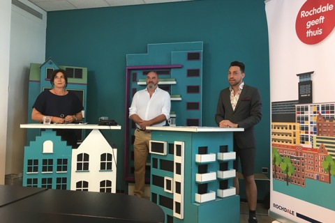 Drie medewerkers geven webinar.