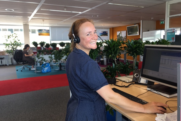 Medewerker klantcontact lacht