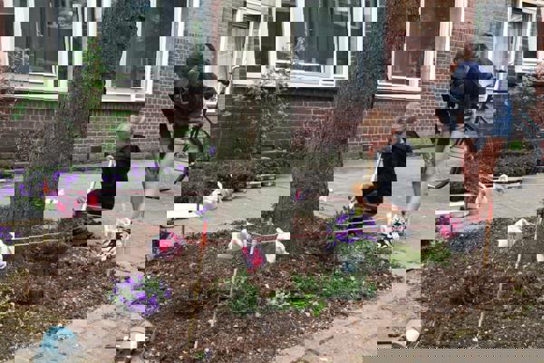 Kinderen bezig met planten