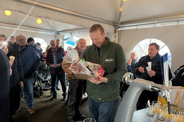 Mensen in tent, man heeft cadeau vast