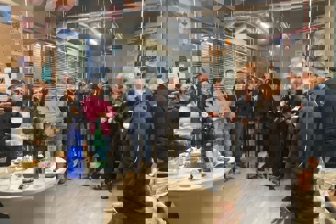 Spreker spreekt groep genodigden toe bij feestelijk moment